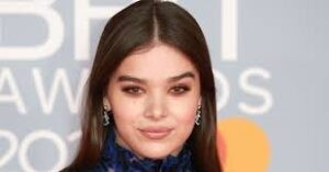 Hailee Steinfeld flaunts her sculpted abs and legs in a reversible